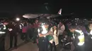Foto yang mengambarkan situasi para penumpang berada di depan Malaysia Airlines Flight MH128 di Melbourne, Australia (1/6). Pesawat itu terpaksa kembali setelah seorang penumpang mengklaim memiliki bom dan memaksa masuk kokpit. (Andrew Leconcelli/AFP)