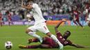 Pemain Qatar, Ismail Mohamad (bawah) berusaha merebut bola dari pemain Iran, Milas Mohammadikeshmarzi pada laga semifinal Piala Asia 2023 di Al Thumama Stadium, Doha, Qatar, Rabu (07/02/2024). (AP Photo/Thanassis Stavrakis)