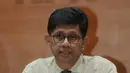 Wakil Ketua KPK Laode Muhammad Syarif memberi keterangan terkait dugaan korupsi Bupati Mojokerto, Mustofa Kamal Pasa, Jakarta, Senin (30/4/). Dalam pengeledahan rumah Mustofa, KPK benyita sejumlah mobil dan uang 4 millyar. (Merdeka.com/Dwi Narwoko)