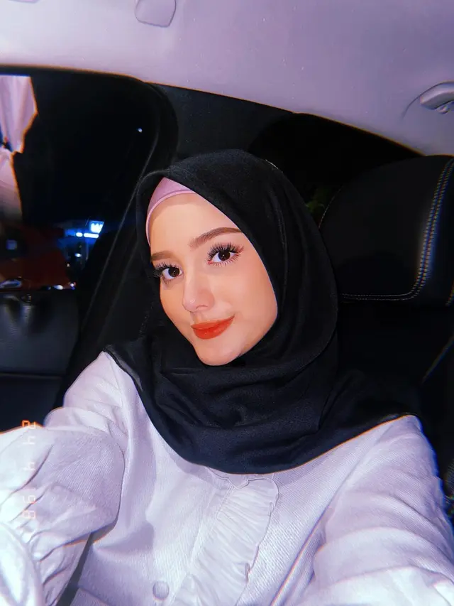 6 Potret Yasmine Ow Istri Aditya Zoni Pakai Hijab, Dipuji Bak Boneka