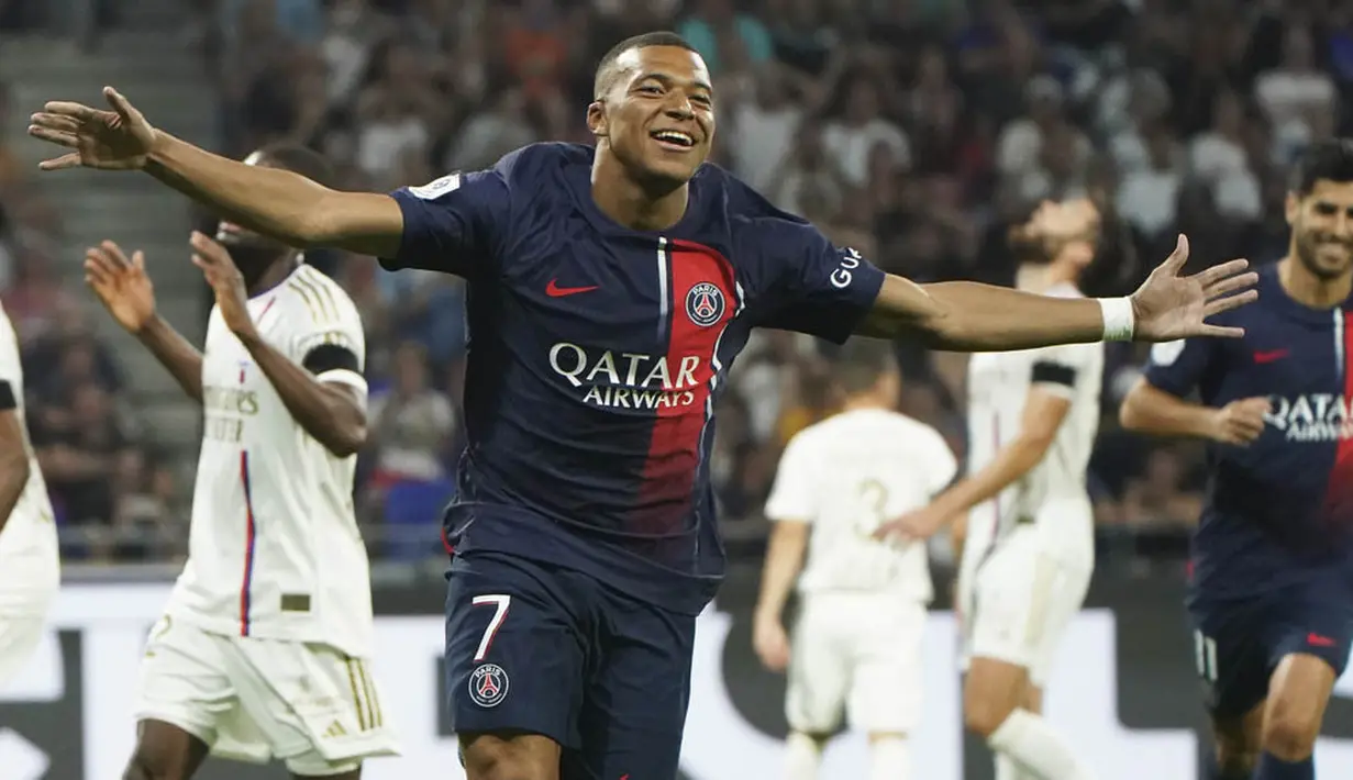 Pemain Paris Saint-Germain (PSG), Kylian Mbappe melakukan selebrasi setelah mencetak gol ke gawang Lyon pada laga pekan keempat Ligue 1 2023/2024 di Groupama Stadium, Senin (04/09/2023). PSG menang dengan skor 4-1. (AP Photo/Laurent Cipriani)