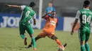 Pemain PS TNI, Hendri Aprilianto, berusaha melewati gelandang Borneo FC, Gerald Pangkali. Kemenangan PS TNI ini membuat posisi mereka naik ke peringkat 14 klasemen TSC 2016. (Bola.com/Vitalis Yogi Trisna)