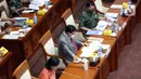 Menteri Pertahanan Prabowo Subianto (tengah) bersama Menteri Keuangan Sri Mulyani (kiri) dan KSAL Laksamana TNI Yudo Margono (kanan) saat rapat kerja dengan Komisi I DPR di Kompleks Parlemen, Senayan, Jakarta, Kamis (27/1/2022). (Liputan6.com/Angga Yuniar)