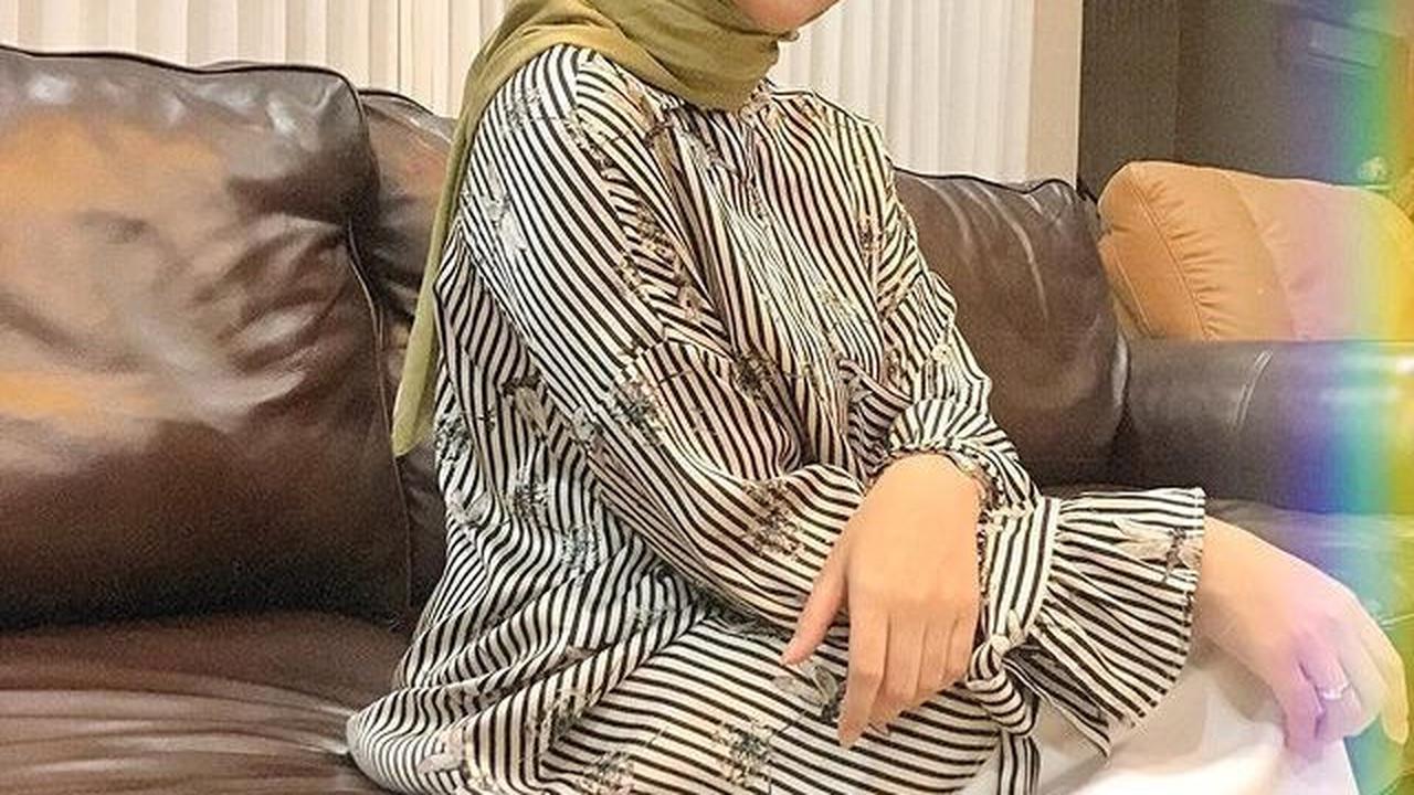 Jika di sinetron Alisia Rininta sering tampil dengan rambut panjang yang terurai, begini penampilannya saat berhijab. Sosoknya makin cantik dan anggun dalam balutan hijab.