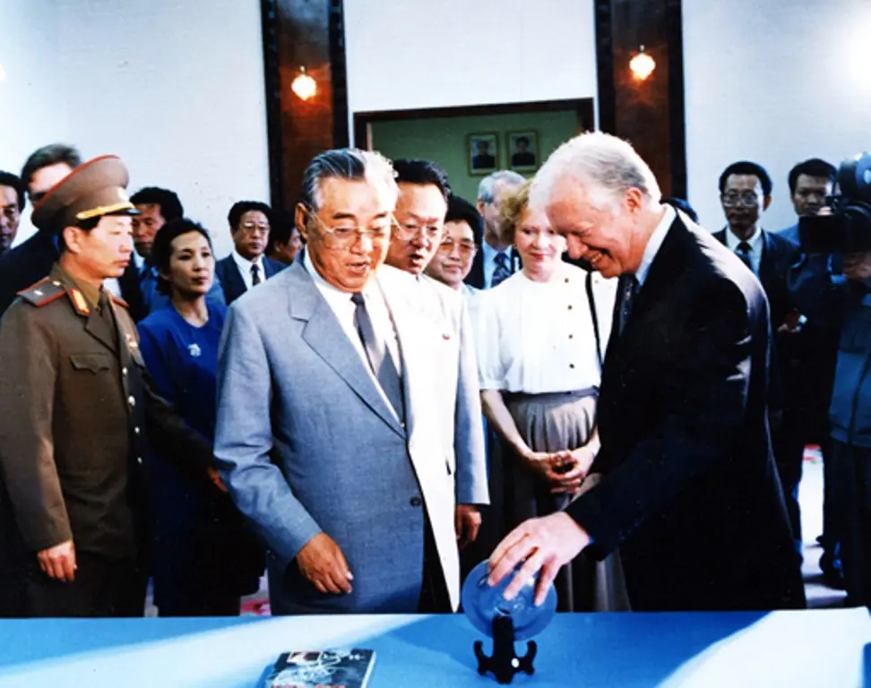 Pertemuan antara mantan Presiden AS Jimmy Carter melakukan pertemuan dengan pendiri Korut, Kim Il-sung pada 16 Juni 1994 (Credit: The Carter Center)