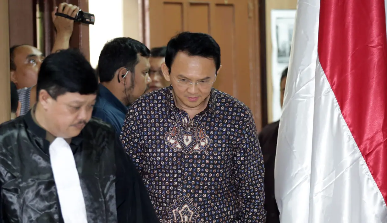 Gubernur DKI Jakarta non-aktif Basuki T Purnama alias Ahok memasuki ruang sidang PN Jakarta Utara, Selasa (26/12). Agenda sidang hari ini adalah putusan sela terhadap terdakwa kasus dugaan penistaan agama, Ahok. (Liputan6.com/Bagus Indahono/Pool)