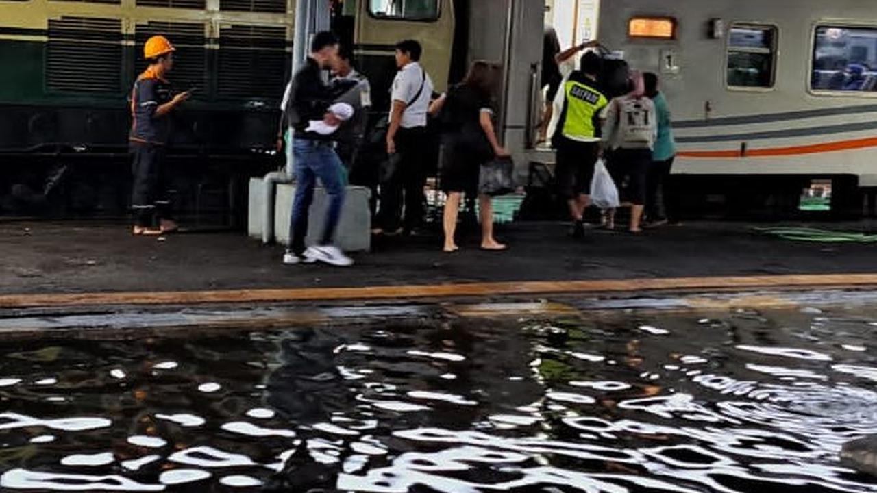 Banjir Semarang ini turut merendam Stasiun Tawang. Genangan banjir tampak menutupi rel dan nyaris menenggelamkan tempat duduk penumpang di ruang tunggu stasiun.&nbsp;Foto: Merdeka.com/Danny Adriadhi Utama