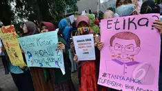 Puluhan mahasiswa dari Kesatuan Aksi Mahasiswa Muslim Indonesia melakukan aksi di belakang gedung DPRD, Jakarta, Jumat (27/3/2015). Dalam aksinya mereka meminta kepada DPRD DKI agar menuntaskan hak angket untuk melawan korupsi. (Liputan6.com/Johan Tallo)