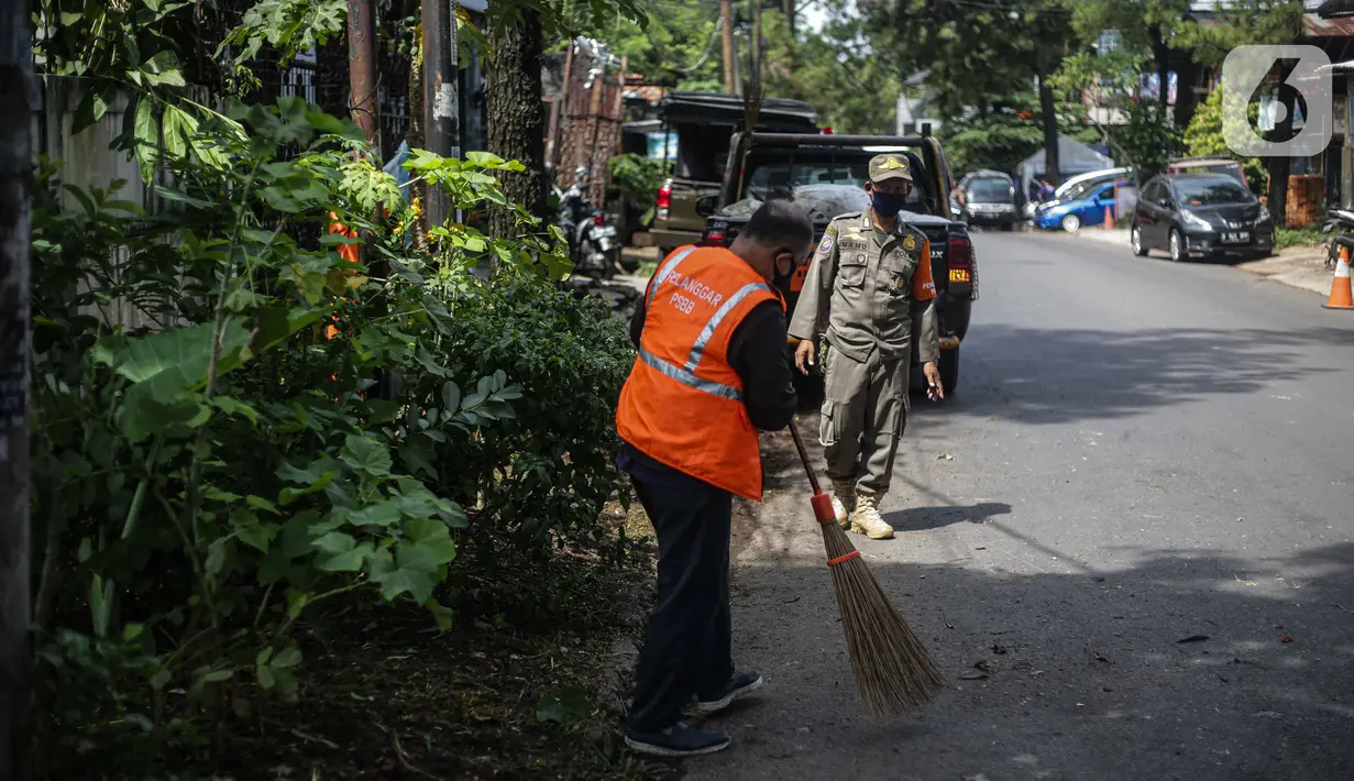 Warga menyapu jalan saat razia masker di kawasan Karang Tengah Lebak Bulus, Jakarta, Selasa (24/11/2020). Denda tersebut terkumpul sejak penerapan Peraturan Gubernur Nomor 51 tahun 2020 pada Juni 2020 lalu. (Liputan6.com/Faizal Fanani)