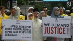 Massa mengatasnamakan Alumni Universitas Indonesia membawa poster saat mengawal sidang perdana sengketa Pilpres 2019 di gedung Mahkamah Konstitusi (MK), Jumat (14/6/2019). Massa menggunakan rompi kuning dan membawa beberapa atribut, diantaranya spanduk dan beberapa banner. (merdeka.com/Imam Buhori)