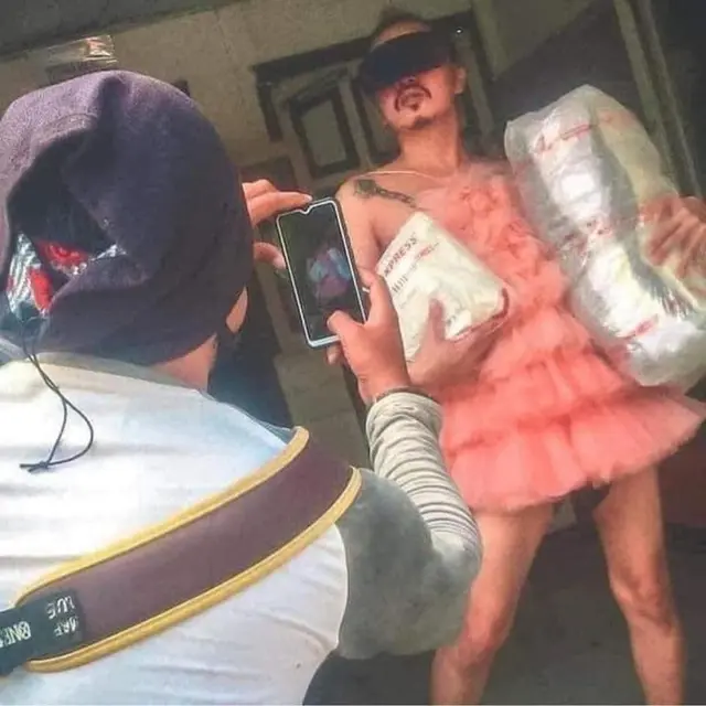 7 Potret Nyeleneh Orang Difoto Saat Terima Paket, Ada yang Siapkan Background
