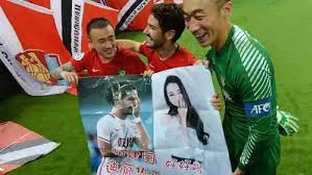 Potret Alexandre Pato saat memegang poster Dilraba Dilmurat (Sumber: Liputan6)