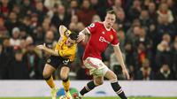 Bek Manchester United, Phil Jones (kanan), bermain melawan Wolverhampton dalam lanjutan Liga Inggris 2021/2022 di Old Trafford, Selasa (4/1/2022) dini hari WIB. (AP Photo/Dave Thompson)