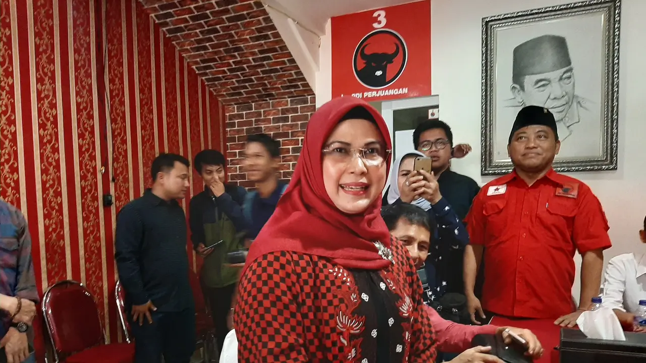 Anak Wakil Presiden terpilih Ma'ruf Amin, Siti Nur Azizah Ma'ruf, kembalikan berkas bakal calon Wali Kota Tangerang Selatan ke PDIP.