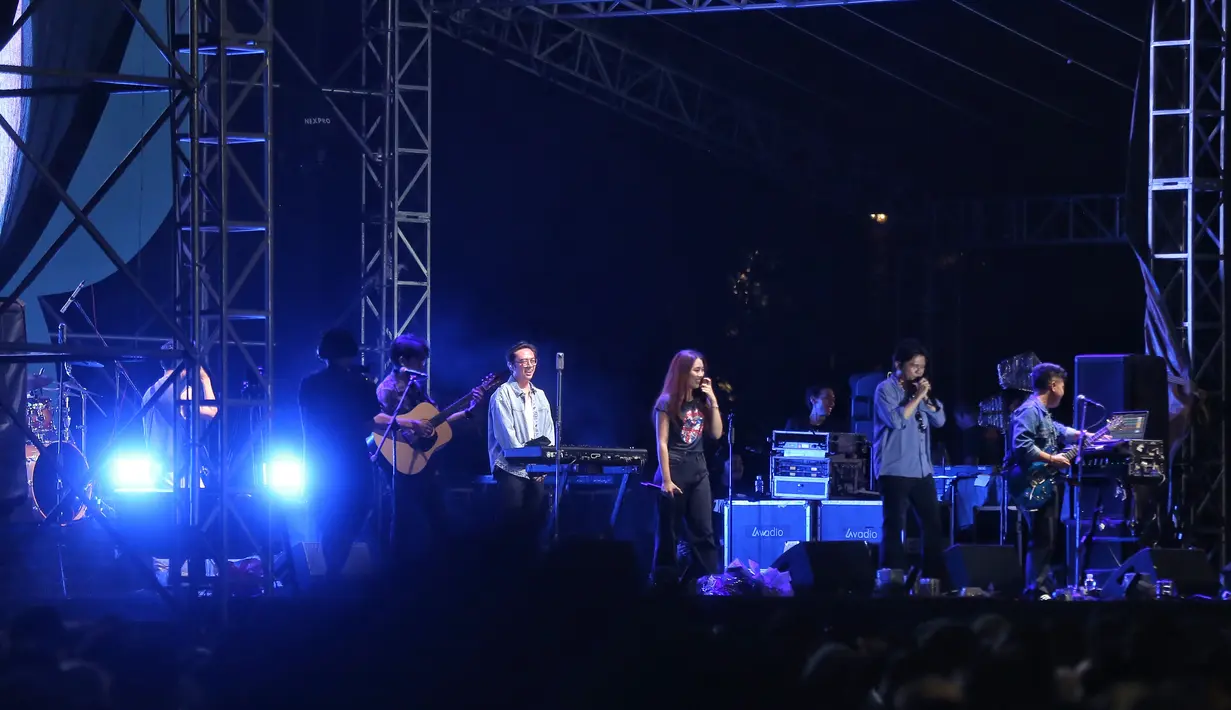 Penampilan Juicy Luicy di panggung Social Chic 2024, Minggu (4/8). [Foto: Adrian Putra/Fimela]