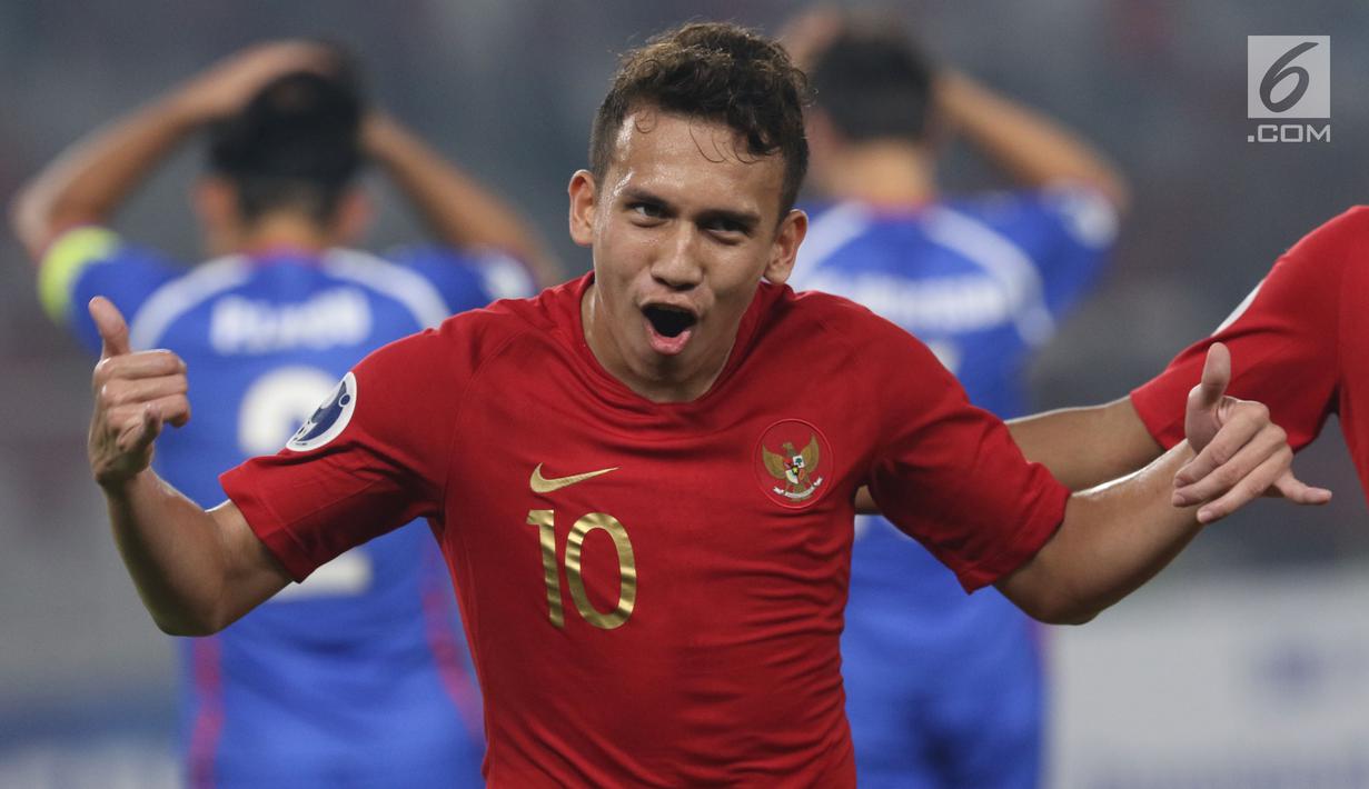 Pemain Timnas Indonesia U-19, Egy Maulana Vikri merayakan gol ke gawang Chinnese Taipei saat laga penyisihan Grup A Piala AFC U-19 2018 di Stadion GBK, Jakarta, Kamis (18/10). Egy mencetak gol di babak kedua. (Liputan6.com/Helmi Fithriansyah)