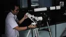 Petugas mengecek sejumlah teleskop yang akan digunakan untuk melihat fenomena Supermoon di Planetarium Jakarta, Selasa (30/1). Planetarium Jakarta menggelar nonton bareng fenomena Supermoon besok malam (31/1). (Liputan6.com/Arya Manggala)