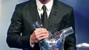 Lionel Messi berpose dengan piala penghargaan sebagai pemain terbaik Eropa 2014-2015 di Monte Carlo, Kamis (27/8/2015). Pemain Argentina itu menyisihkan dua nomine lainnya, Cristiano Ronaldo dan Luis Suarez. (REUTERS/Eric Gaillard)