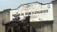 Penjara Kangwayi di kota Beni Kongo mengalami serangan dari sekelompok orang yang belum diketahui identitasnya. 11 orang tewas dan 900 narapidana kabur akibat kejadian tersebut (PressTV)