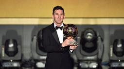 Pemain Barcelona asal Argentina, Lionel Messi, berpose dengan trofi FIFA Ballon d'Or 2015 sebagai pemain terbaik dunia 2015 yang dihelat di Kongresshaus, Zurich, Swiss, Selasa (12/1/2016) dini hari WIB. (AFP/Fabrice Coffrini)