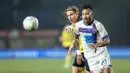<p>Kevin Deeromram mencoba mengejar bola dan dibayangin oleh pemain&nbsp;Oxford United pada final Piala Presiden 2025&nbsp;di Stadion Si Jalak Harupat, Kabupaten Bandung, pada Minggu (13/7/2025) malam WIB. (Bola.com/Bagaskara Lazuardi)</p>