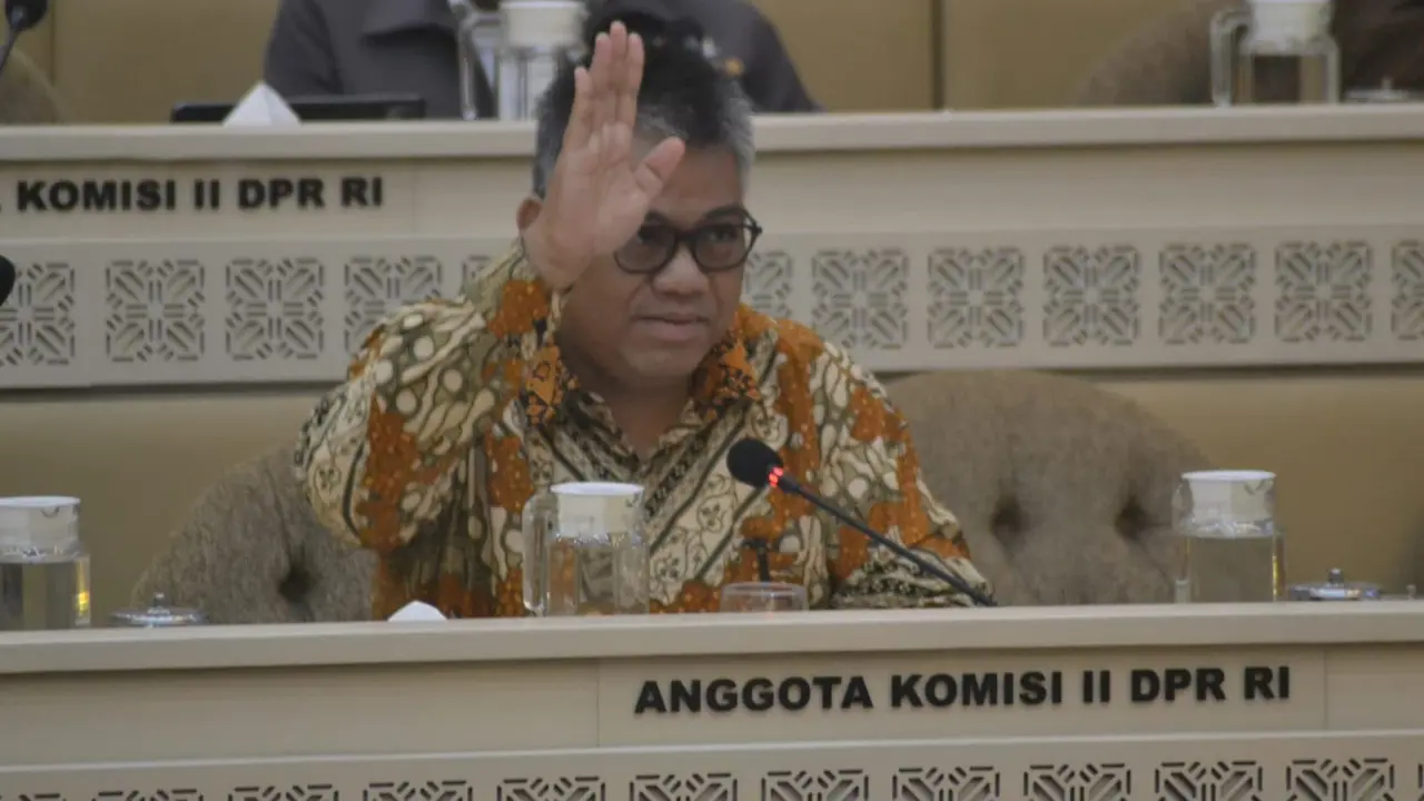Anggota Komisi II Fraksi PDIP, Giri Ramanda Kiemas saat menyampaik pendapat di Rapat Dengar Pendapat di Komisi I DPR. (Istimewa)
