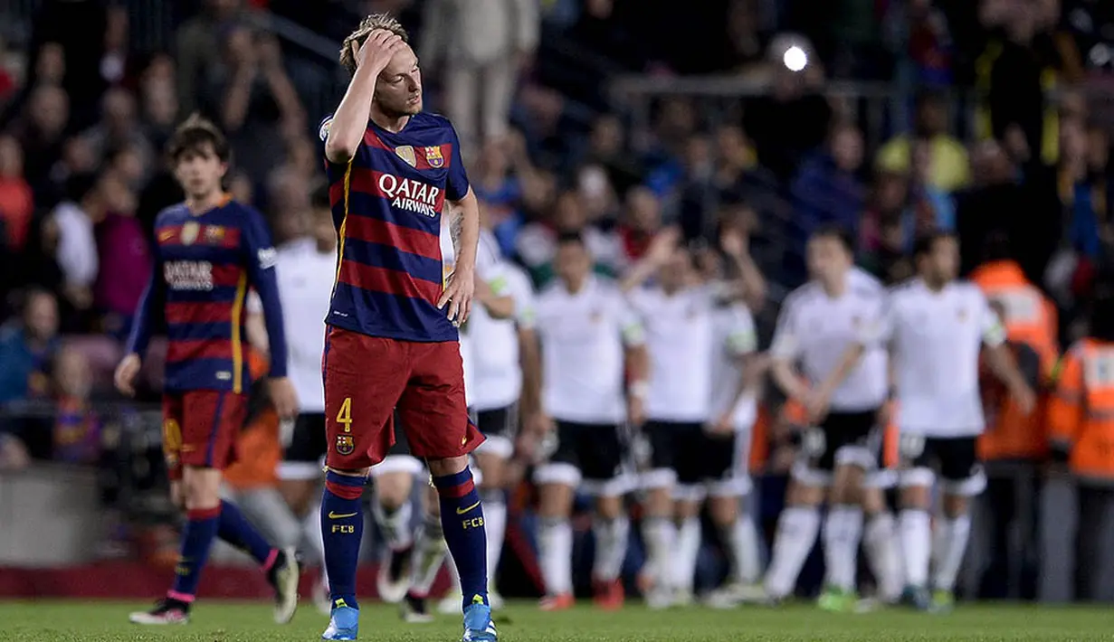 Gelandang Barcelona, Ivan Rakitic, tampak murng usai takluk dari Valencia pada laga La Liga Spanyol di Stadion Camp Nou, Barcelona, Minggu (17/4/2016). Barca kini hanya unggul selisih gol dari Atletico pada klasemen Liga Spanyol. (AFP/Josep Lago)