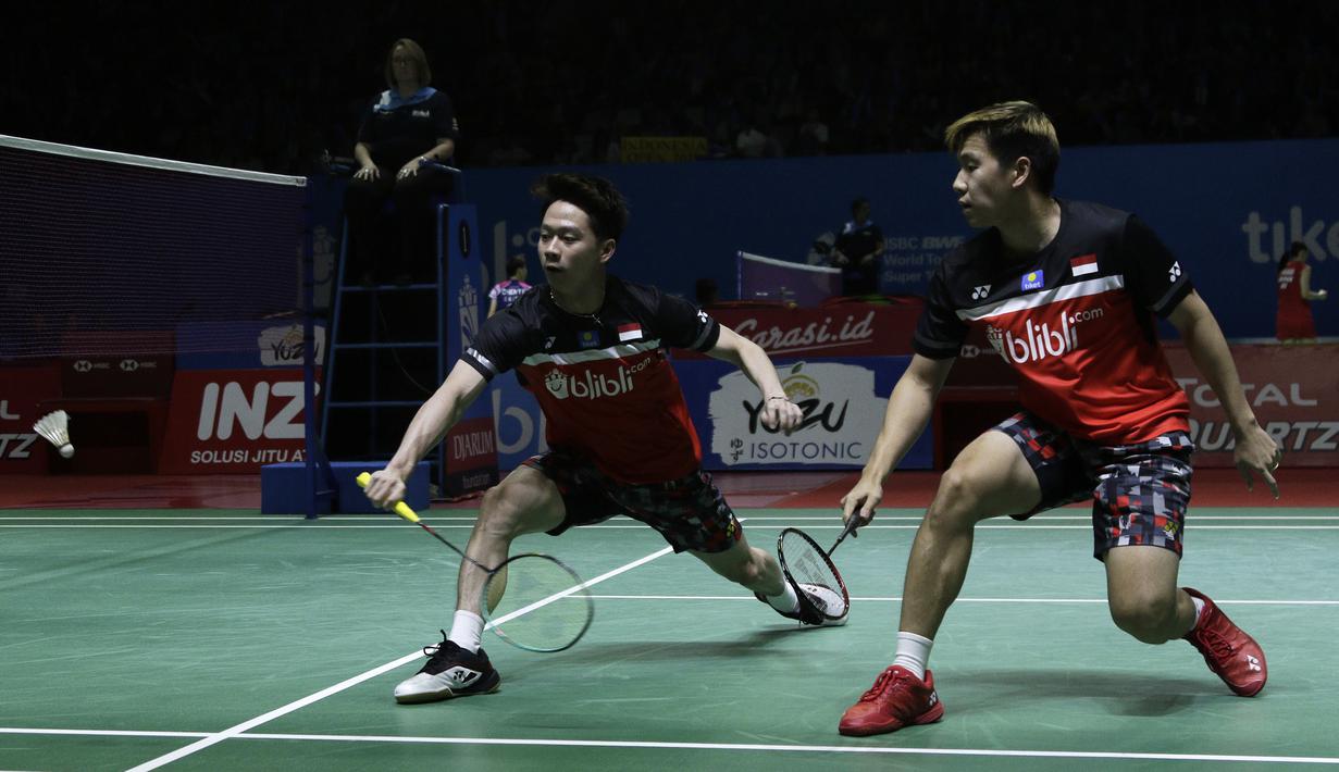 Ganda putra Indonesia, Kevin Sanjaya/Marcus Gideon, saat melawan wakil India, Satwiksairaj Rankireddy/Chirag Shetty, pada Indonesia Open 2019 di Istora, Jakarta, Kamis (17/7). Kevin/Marcus menang 21-15, 21-14. (Bola.com/Yoppy Renato)