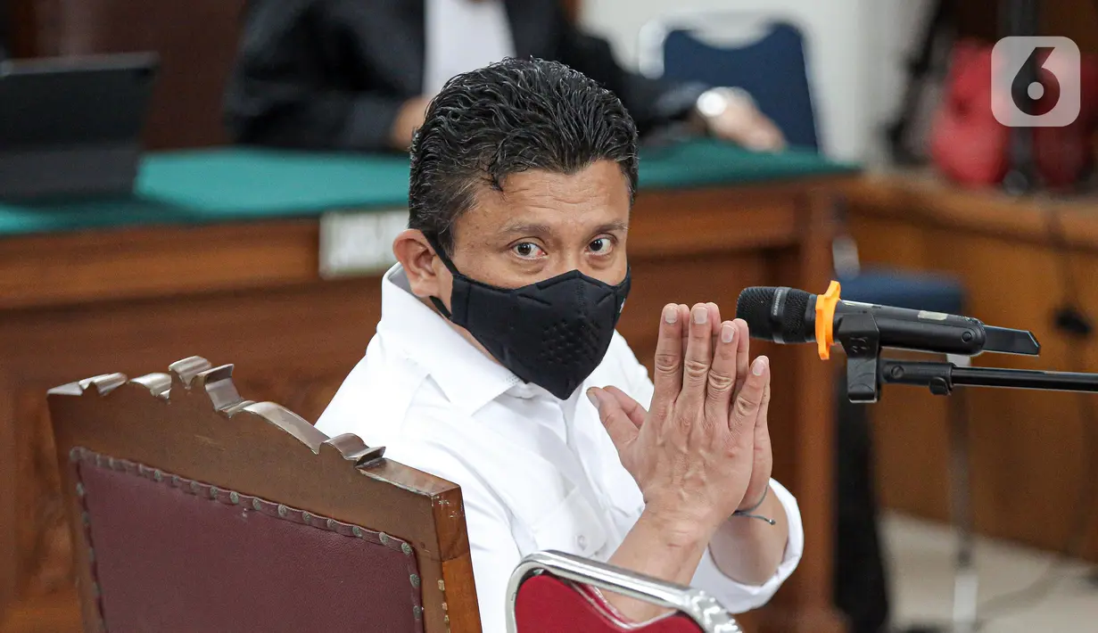Terdakwa kasus pembunuhan berencana terhadap Brigadir Nopriansyah Yosua Hutabarat atau Brigadir J, Ferdy Sambo tiba untuk menjalani sidang pembacaan putusan sela majelis hakim di Pengadilan Negeri Jakarta Selatan, Jakarta, Rabu (26/10/2022). Majelis Hakim Pengadilan Negeri Jakarta Selatan resmi menolak nota keberatan atau eksepsi terdakwa Ferdy Sambo terkait kasus dugaan pembunuhan berencana Brigadir J. (Liputan6.com/Faizal Fanani)
