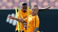 Pemain AS Roma, Radja Nainggolan dan rekan-rekannya saat sesi latihan di Trigoria Sports Centre, Roma, Italia, Selasa (1/5). Pada leg pertama, Liverpool berhasil melumat AS Roma dengan skor 5-2. (Riccardo Antimiani /ANSA via AP)