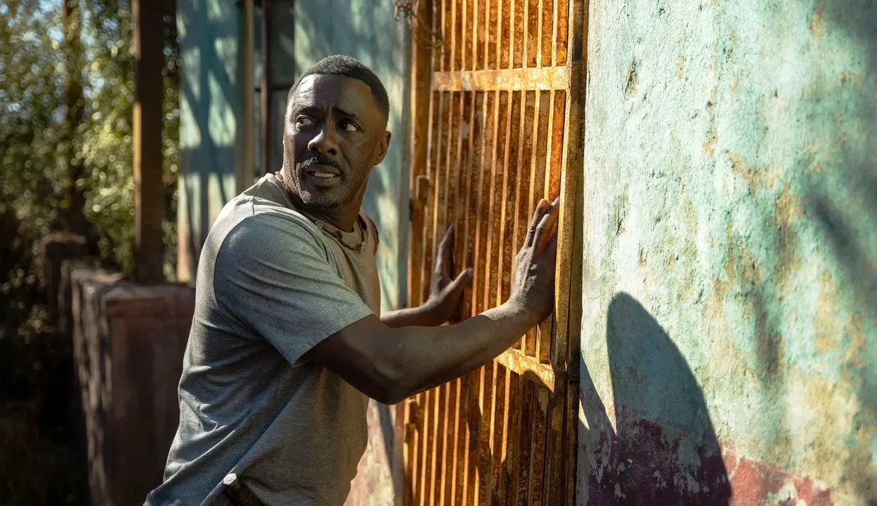 Gambar yang dirilis oleh Universal Pictures ini menunjukkan Idris Elba dalam sebuah adegan dari film "Beast." Beast dibintangi oleh Idris Elba, Sharlto Copley, dan lyana Halley. (Lauren Mulligan/Universal Pictures via AP)
