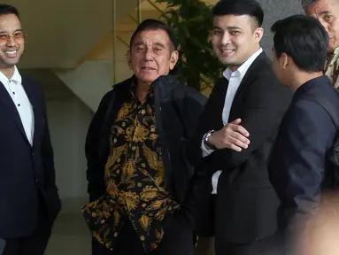Ketua Umum Pemuda Pancasila (PP) Japto Soerjosoemarno (kedua kiri) bersiap meninggalkan Gedung Merah Putih Komisi Pemberantasan Korupsi (KPK) usai menjalani pemeriksaan di Jakarta, Rabu (26/2/2025). (Liputan6.com/Herman Zakharia)