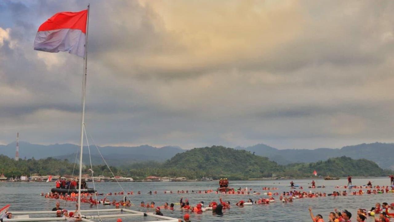 Pecahkan Rekor, Ratusan Perenang Bentangkan Merah Putih di Laut Lampung Bentuk Angka 80 Sambut HUT RI