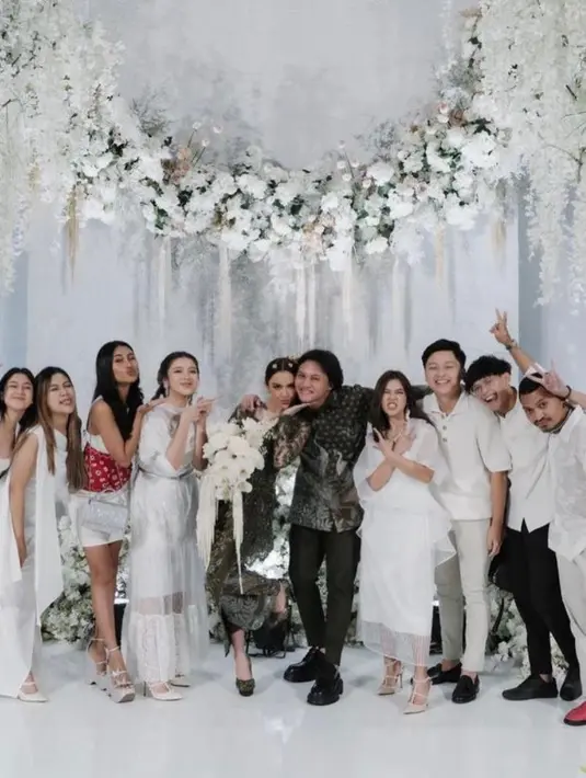 Tampak pula Tiara Andini yang tak kalah menawan dengan long dress tulle nuansa putih. [Foto: IG/tanti_gunadi].