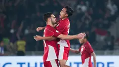 Pemain Timnas Indonesia U-23, Jens Raven, melakukan selebrasi setelah mencetak gol ke gawag Timnas Thailand U-23 pada laga semifinal Piala AFF U-23 2025 di Stadion Utama Gelora Bung Karno, Jakarta, Jumat (25/7/2025). (Bola.com/Abdul Aziz)