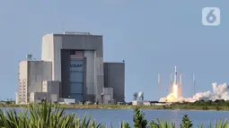 Peluncuran roket ini terbilang cukup singkat sekitar 10 menit, terdiri dari dua tahapan dan untuk tahapan pertama telah selesai pada 18.30. (Liputan6.com/Ilyas Istianur Praditya)