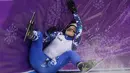 Atlet Rusia Sofia Prosvirnova menabrak dinding pembatas saat mengikuti balapan skating trek pendek 1000 meter di Olimpiade Musim Dingin 2018 di Gangneung, Korea Selatan (20/2). (AP Photo / Bernat Armangue)