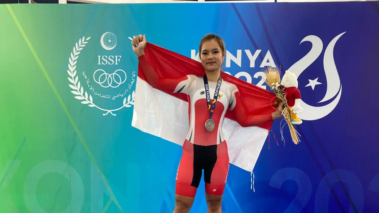 Ayustina Priatna memamerkan medali perak yang didapatkannya di nomor omnium elite putri ISG 2021 Konya.