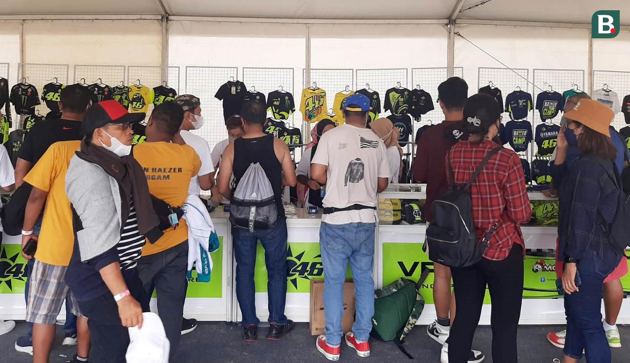 Harga yang ditawarkan untuk berbagai merchandise dapat dibeli mulai harga ratusan ribu hingga jutaan rupiah. (Bola.com/Yus Mei Sawitri)