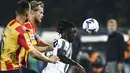 Penyerang Juventus, Moise Kean, dijaga ketat pemain Lecce pada laga Liga Italia di Stadion Lecce Via del Mare, Sabtu (29/10/2022). (Giovanni Evangelista/LaPresse via AP)