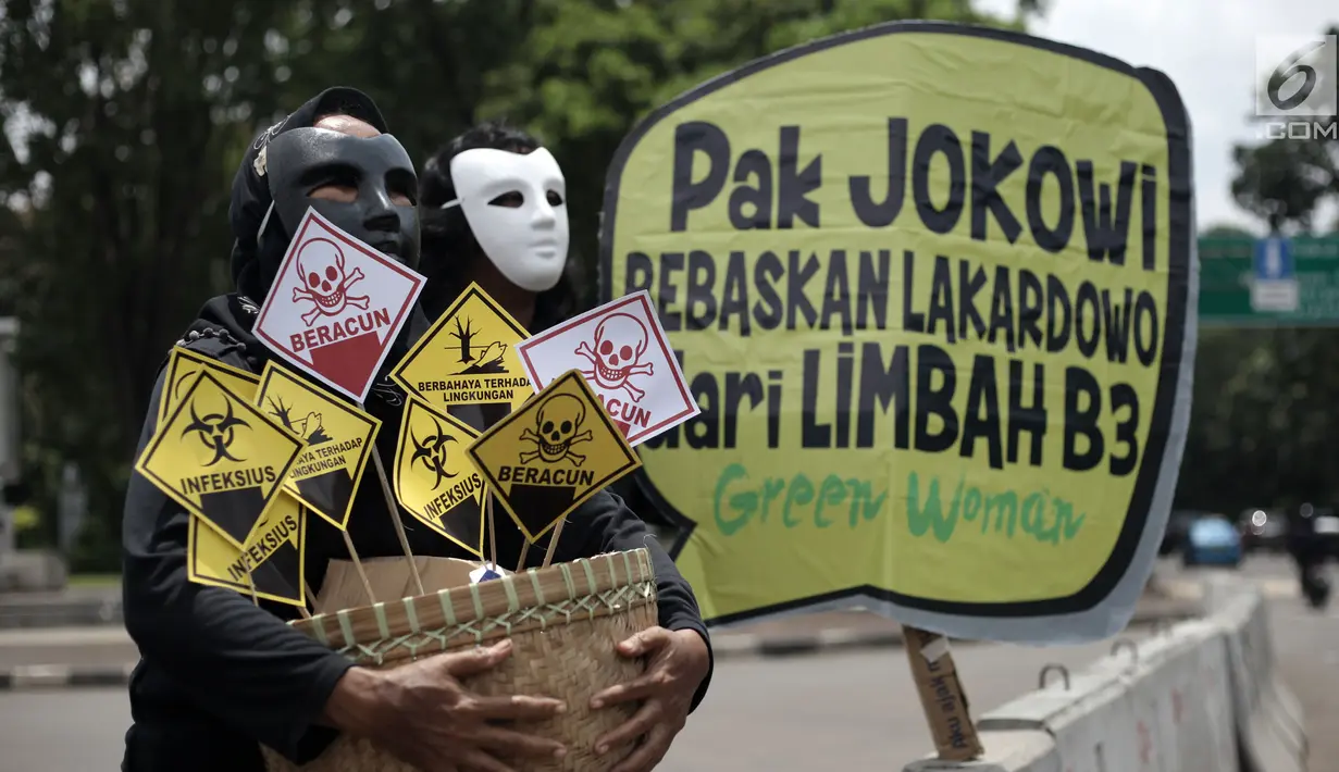 Gerakan Perempuan Lakardowo Mandiri (Green Woman) menggelar aksi di depan Istana Negara, Jakarta, Kamis (1/2). Mereka meminta pemerintah serius menangani pencemaran lingkungan di Lakardowo, Jetis, Mojokerto, Jawa Timur. (Liputan6.com/Arya Manggala)