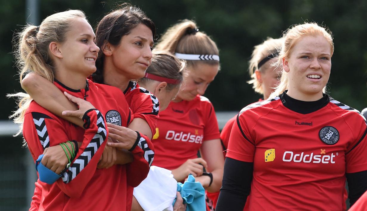 Nadia Nadim (dua kiri) lahir di Herat, Afghanistan pada 2 Januari 1988. Ayahnya, Rabani Nadim, merupakan seorang prajurit tentara Afghanistan. Pada saat Nadia Nadim berusia 11 tahun, ayahnya meninggal dunia setelah berperang melawan Taliban di Gurun Karbala. (Foto: AFP/Daniel Mihailescu)