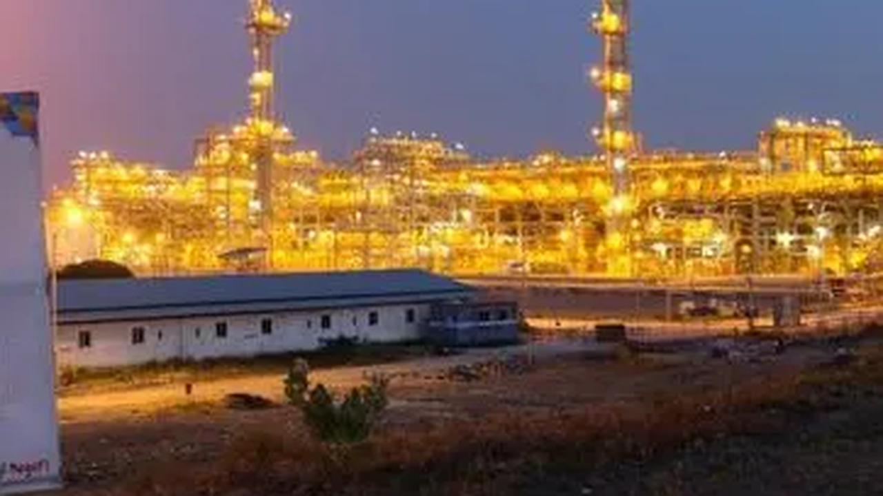 PT Pupuk Indonesia (Persero) bersama PT Perusahaan Listrik Negara atau PLN (Persero) dan ACWA Power Company berkolaborasi mengembangkan hidrogen hijau dan amoniak hijau terintegrasi.