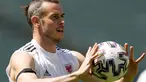 Kapten timnas Wales, Gareth Bale memegang bola selama sesi latihan tim di Stadion Olimpiade Baku di Baku, Azerbaijan, Jumat (11/6/2021). Pertandingan kedua Grup A Euro 2020 akan mempertemukan antara Wales vs Swiss pada Sabtu malam (12/6). (AP Photo/Darko Vojinovic)
