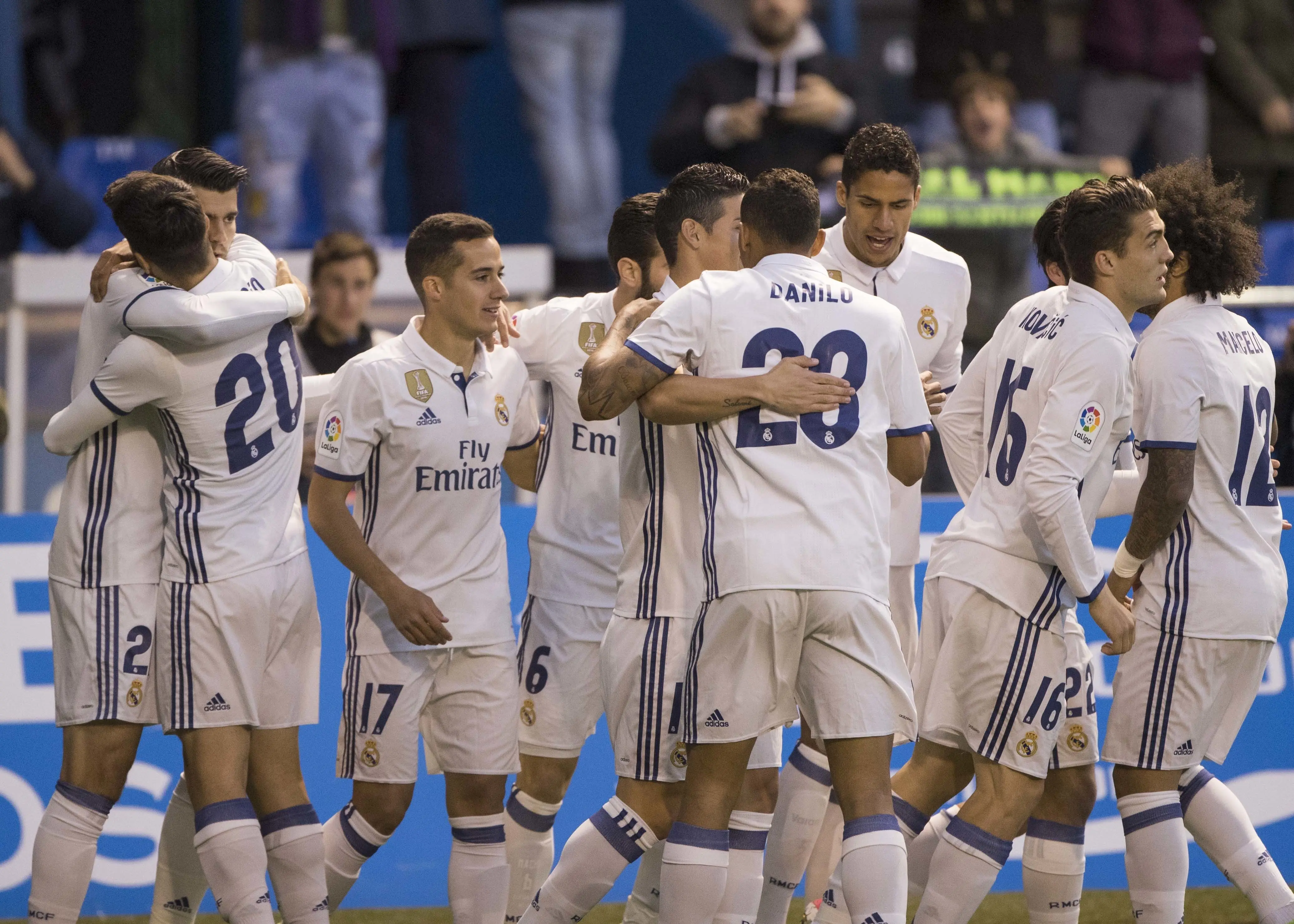 Tim B Real Madrid merayakan gol Alvaro Morata pada duel melawan tuan rumah Deportivo La Coruna, Kamis (27/4/2017) dinihari WIB. (AP Photo/Lalo R. Villar)