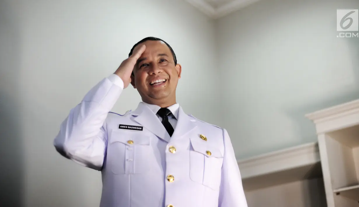 Gubernur DKI Jakarta terpilih Anies Baswedan melakukan gerakan hormat ketika disela persiapan menjalani pemotretan dengan pakaian dinas upacara (PDU) di kawasan Kebayoran Baru, Jakarta Selatan, Kamis (12/10). (Liputan6.com/Pool/Tim Anies-Sandi)