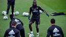 Bek Real Madrid, Ferland Mendy (tengah) mengumpan bola saat mengikuti sesi latihan tim di fasilitas olahraga Real Madrid City di Madrid (17/12/2019). Real Madrid akan bertanding melawan Barcelona dalam laga El Clasico di Nou Camp. (AFP/Javier Soriano)