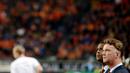 Pelatih kepala Timnas Belanda, Louis van Gaal (kanan) dan asisten pelatih Patrick Kluivert saat laga persahabatan melawan Jerman di Amsterdam, Belanda, 14 November 2012 in Amsterdam. (AFP/Patrik Stollarz)