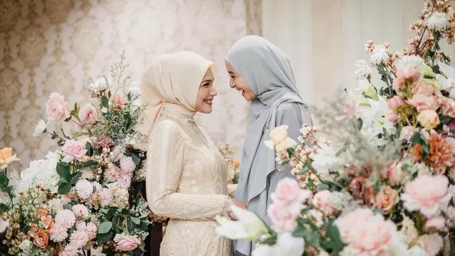6 Potret Laudya Cynthia Bella di Acara Lamaran Sahabatnya, Makin Memesona