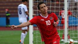 Pemain klub Liga Super Slovakia, FK Senica tersebut juga mampu melesatkan gol ketiga untuk Indonesia. Menerima umpan terobos dari Irfan Jauhari, Egy dengan tenang mampu menjebol gawang Filipina yang dijaga oleh Quincy Boltron. (Bola.com/khwan Yanuar)